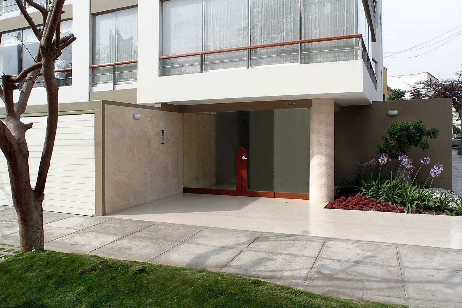 Building entrance · number 195